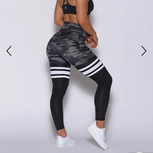 Black cameo bombshell small scrunch bum